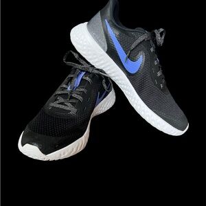 NIKE REVOLUTION 5y or women 7 black/purple w/ silver